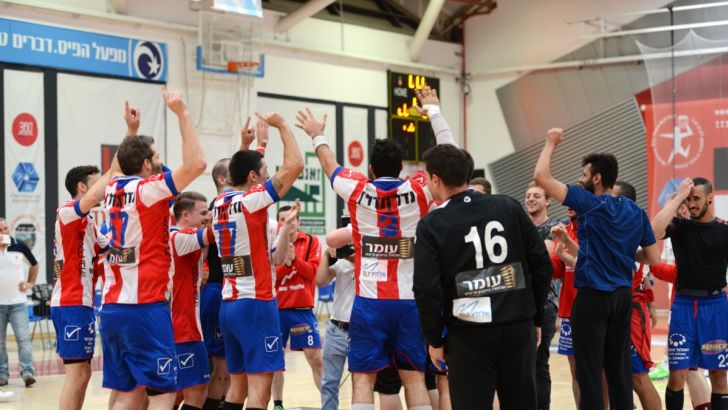 שחקני הפועל ראשון לציון חוגגים