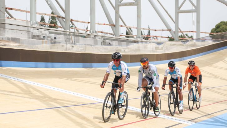 סילבן אדמס והרוכבים (אבישג שאר-ישוב)