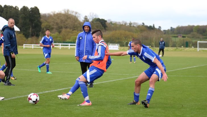 גדי ברומר עם שחקני נבחרת הנערים