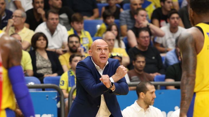 נבן ספאחיה מאמן מכבי תל אביב מול הפועל תל אביב