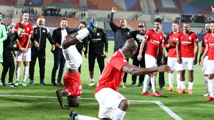 ג'ון אוגו, טוני וואקמה