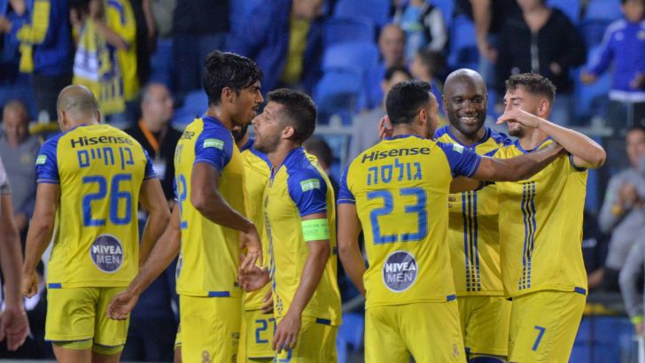 שחקני מכבי תל אביב חוגגים