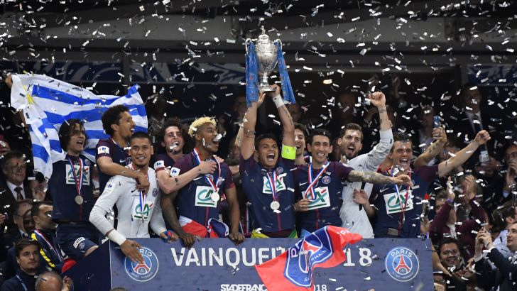 שחקני פאריס סן ז'רמן מניפים את הגביע