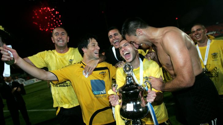 אבירם ברוכיאן חוגג עם החברים את הזכייה בגביע ב-2009
