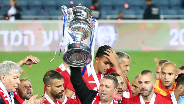 ניר קלינגר מניף את גביע המדינה
