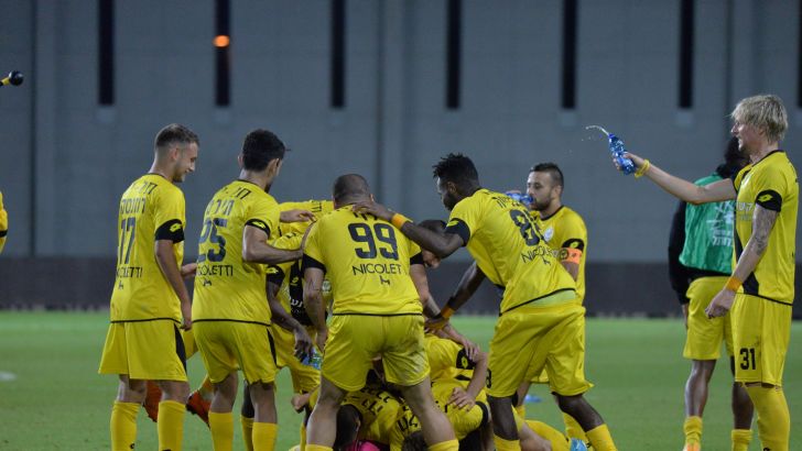 שחקני מכבי נתניה חוגגים