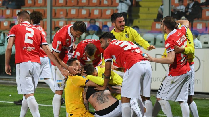 שחקני פארמה חוגגים