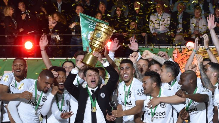 ניקו קובאץ' ושחקני פרנקפורט מניפים את הגביע