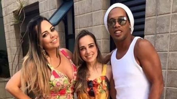 רונאלדיניו ושתי ארוסותיו