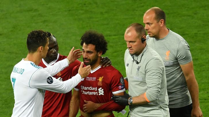 כריסטיאנו רונאלדו מנחם את מוחמד סלאח