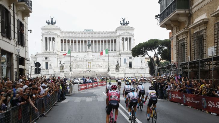 כריס פרום על רקע רומא