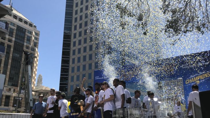 שחקני גולדן סטייט חוגגים