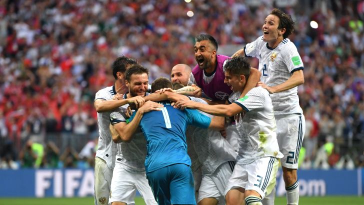 איגור אקינפייב עם שחקני נבחרת רוסיה