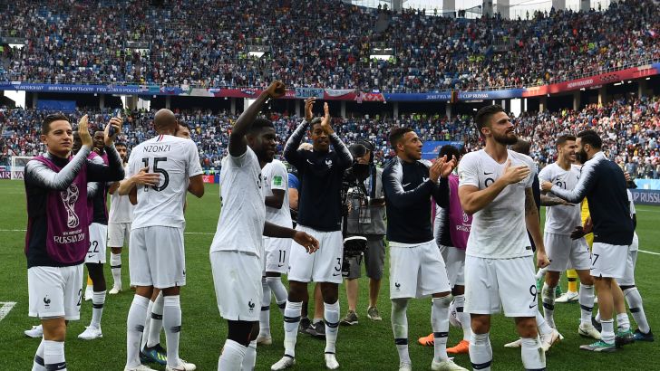שחקני נבחרת צרפת חוגגים את ההעפלה לחצי הגמר