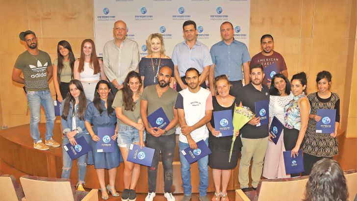 הסטודנטים שקיבלו מלגה עם מנכ"ל מפעל הפיס, עמרי לוטן