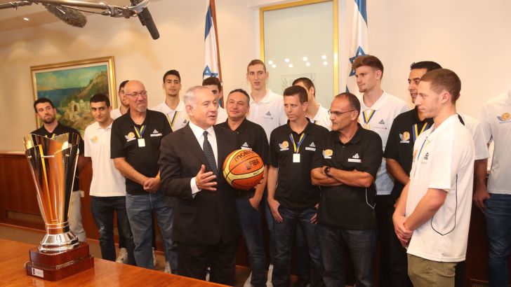 נבחרת העתודה עם ראש הממשלה בנימין נתניהו