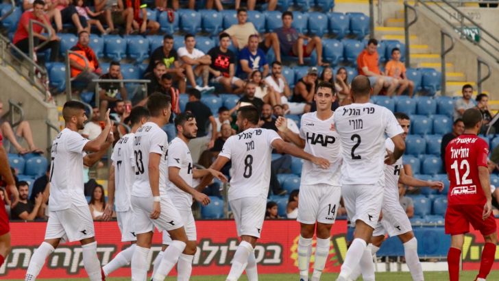 שחקני בני יהודה חוגגים