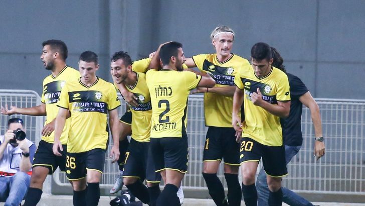 שחקני מכבי נתניה חוגגים