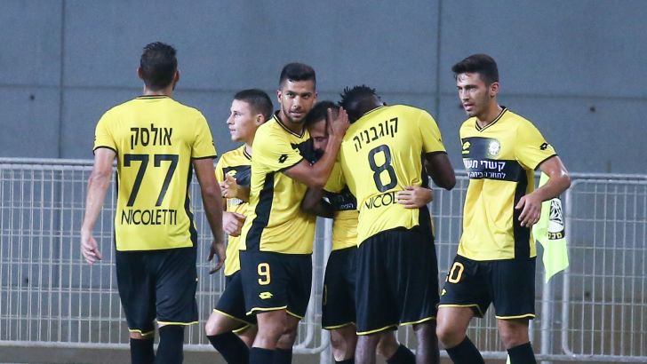 שחקני מכבי נתניה חוגגים