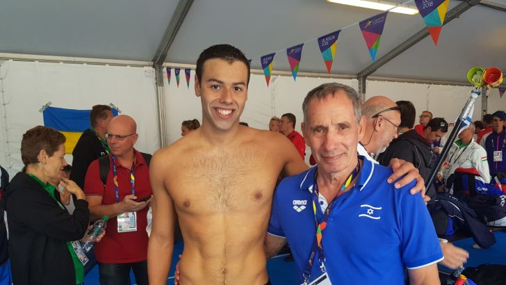 מתן רודיטי עם מאמן הנבחרת