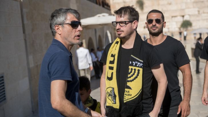 משה חוגג עם אלי אוחנה