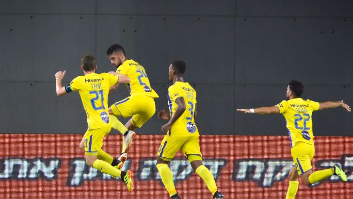 שחקני מכבי תל אביב חוגגים