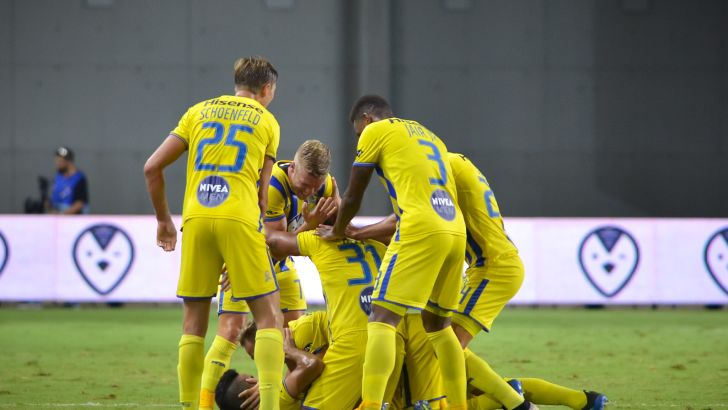 שחקני מכבי תל אביב חוגגים