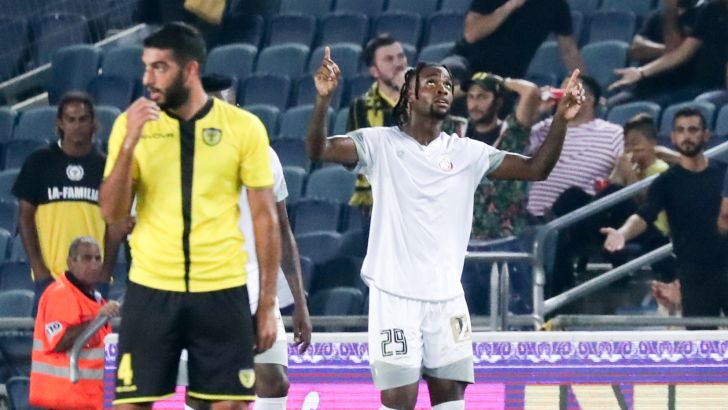 אנז' פרדי פלומן עם אור זהבי