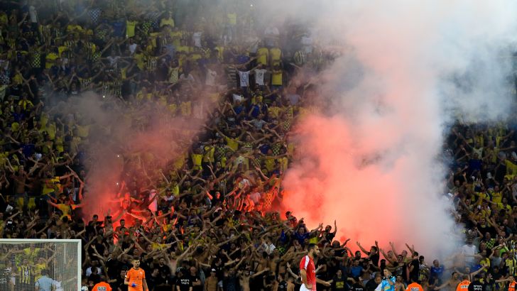 אוהדי מכבי תל אביב אבוקות