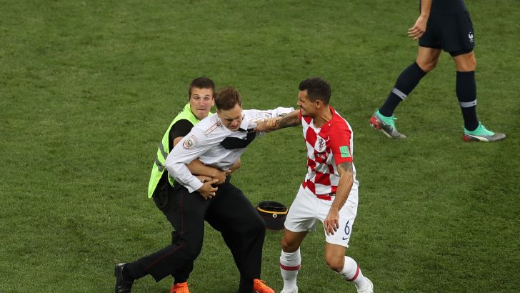 אוהד פורץ למגרש