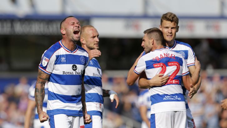 שחקני קווינס פארק ריינג'רס חוגגים