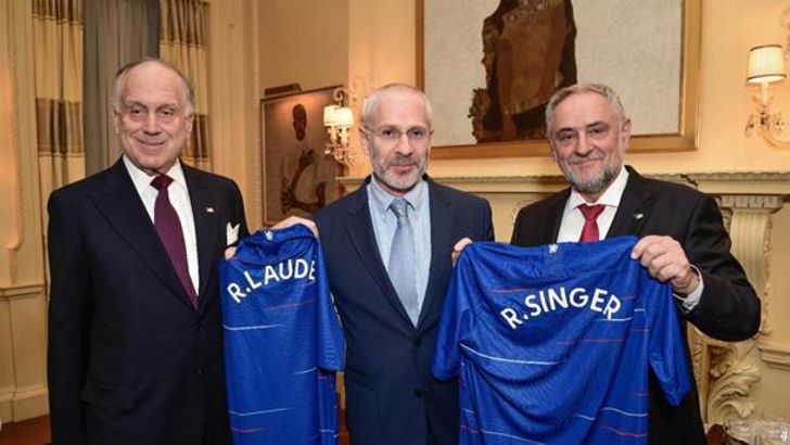 רוברט זינגר, מנכ"ל הקונגרס היהודי העולמי, יוג'ין טננבאום, מנהל צ'לסי ורונאלד לאודר, נשיא הקונגרס