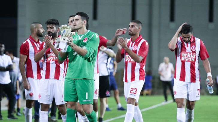 שחקני הפועל ת"א בסיום הדרבי