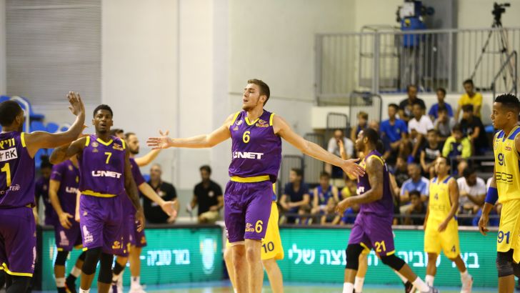 שחקני הפועל חולון חוגגים