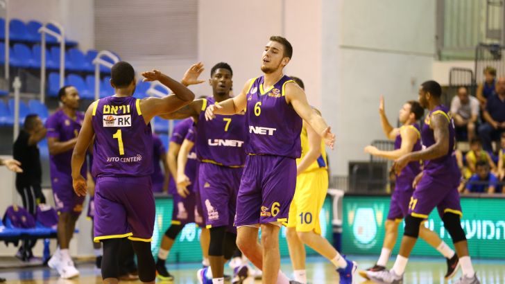 שחקני הפועל חולון חוגגים