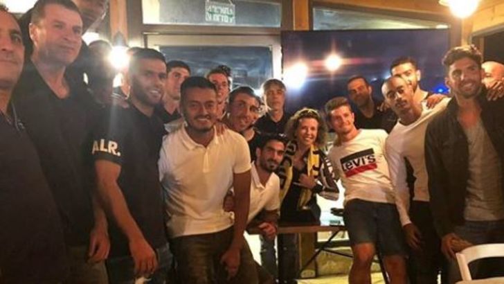 שחקני בית"ר ירושלים עם פסקל ברקוביץ'