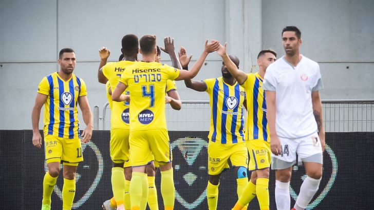 שחקני מכבי תל אביב חוגגים