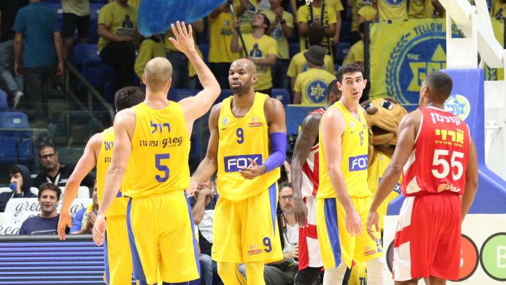 שחקני מכבי תל אביב חוגגים