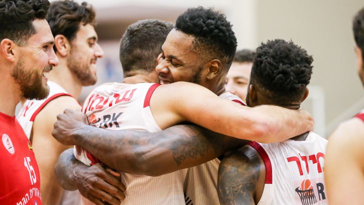 שחקני הפועל גלבוע/גליל חוגגים