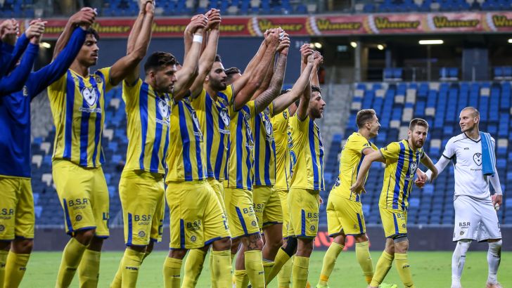 שחקני מכבי תל אביב חוגגים