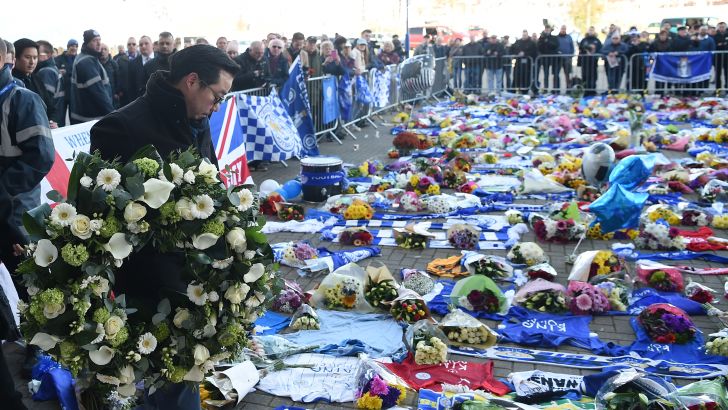 לסטר עורכת טקס לזכר הבעלים