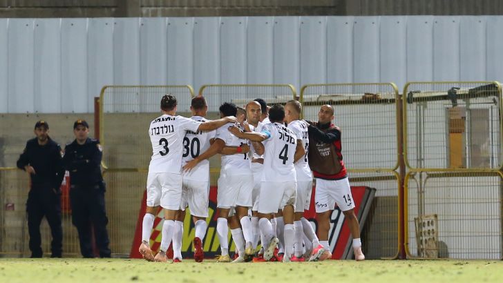 שחקני הפועל חיפה חוגגים