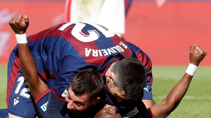 שחקני אייבר חוגגים עם דיופ