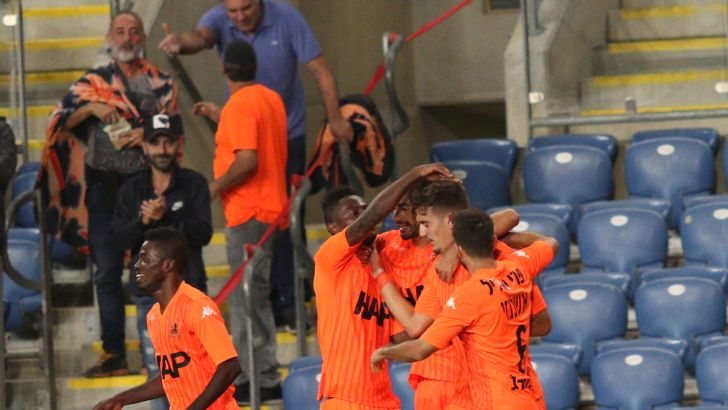 שחקני בני יהודה חוגגים