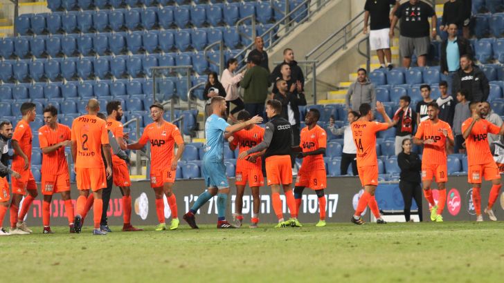 שחקני בני יהודה חוגגים