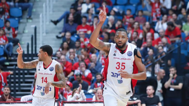 שחקני הפועל ירושלים חוגגים