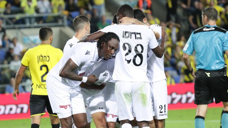 שחקני מכבי פתח תקווה חוגגים