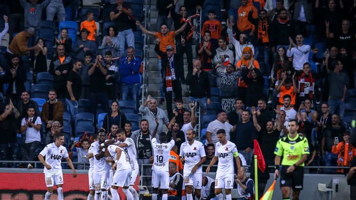 שחקני בני יהודה חוגגים