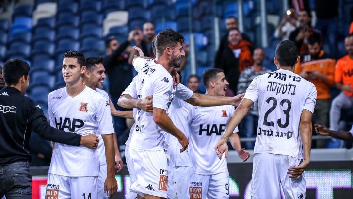 שחקני בני יהודה חוגגים בסמי עופר