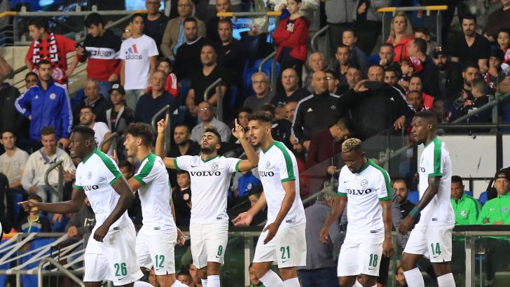 שחקני מכבי חיפה חוגגים